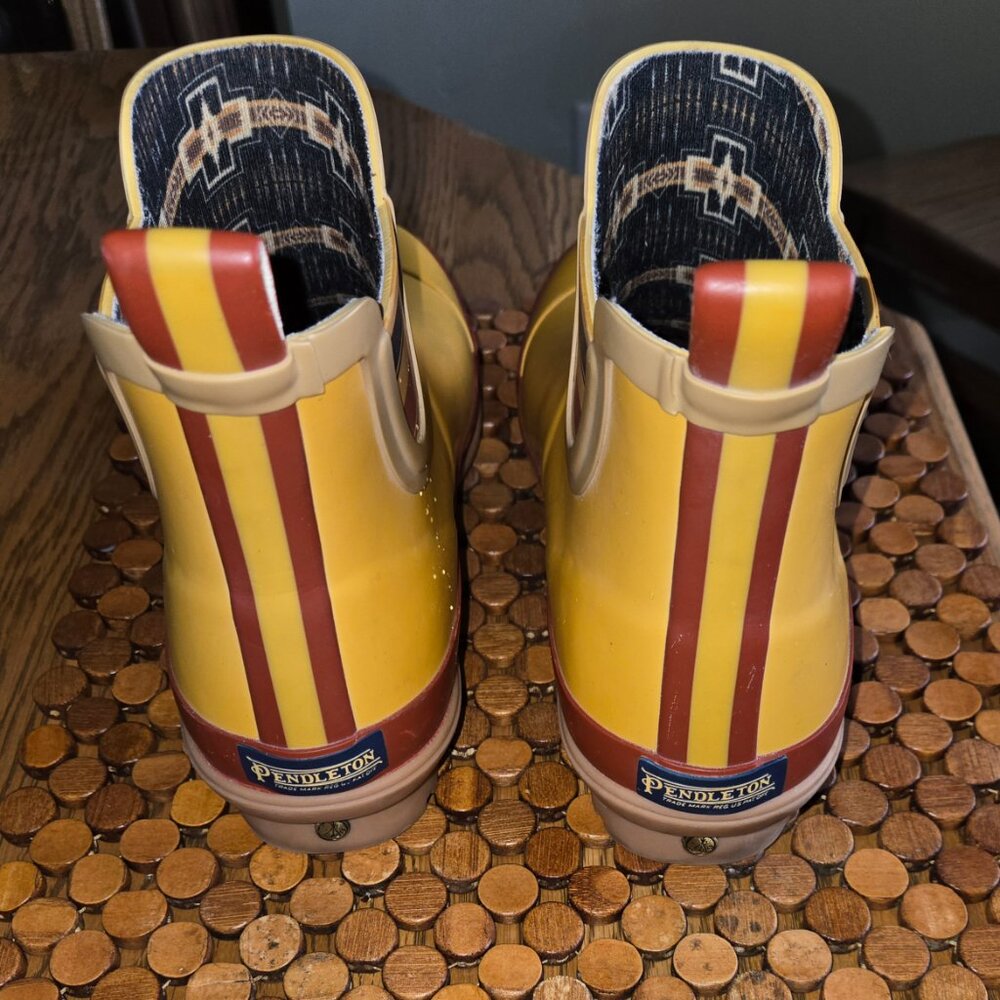 Pendleton Rainboots - think Donald-duck's superhero cape for your feet! Size 10 - Picture 3 of 7